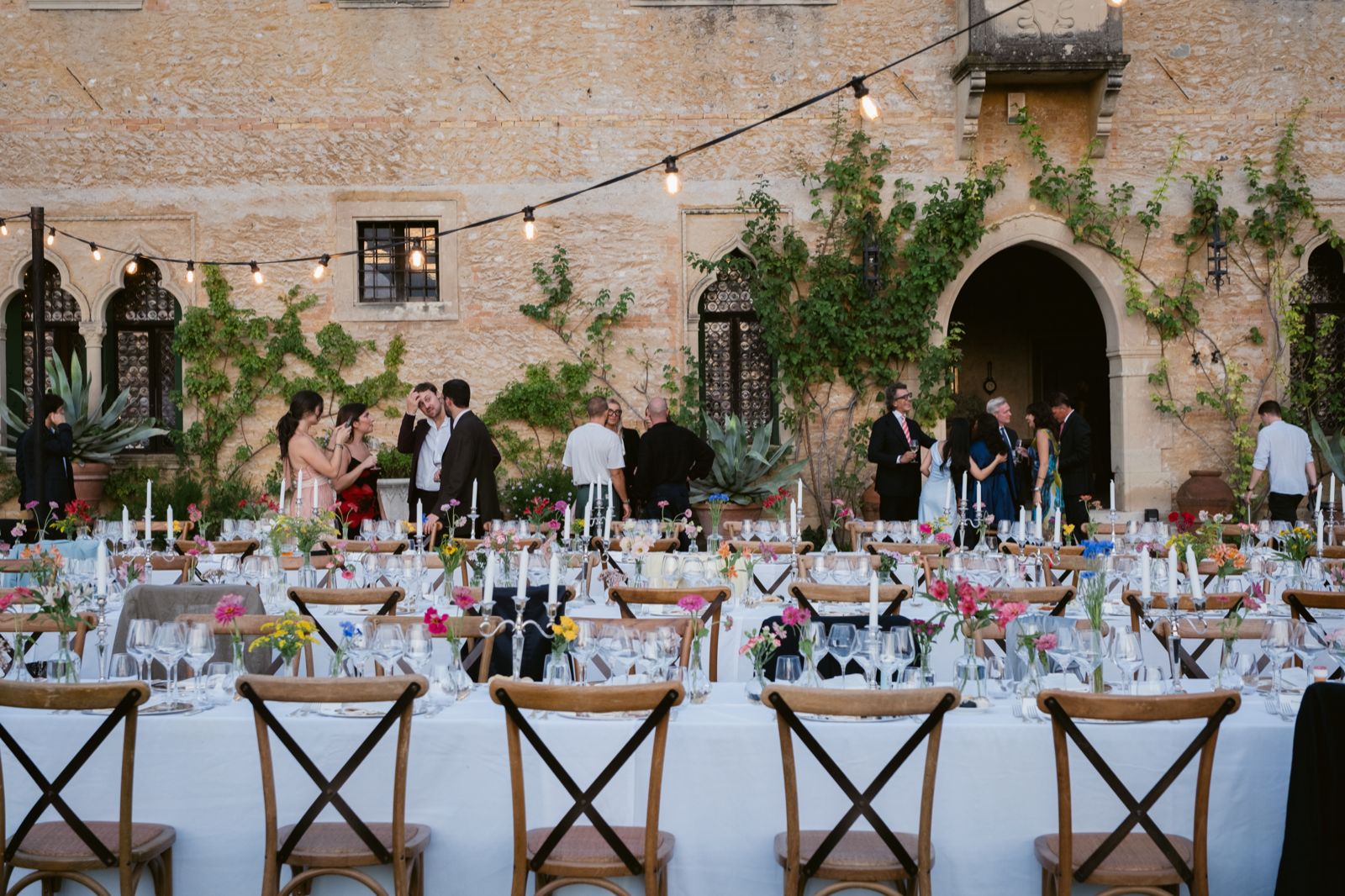 Guests in front of the abbey façade, the tables already laid